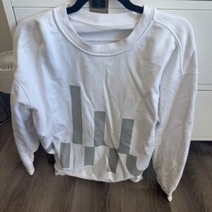 Lululemon Perfectly Oversized Crew Sz: 2 (would fit 4/6) in White Graphic Logo